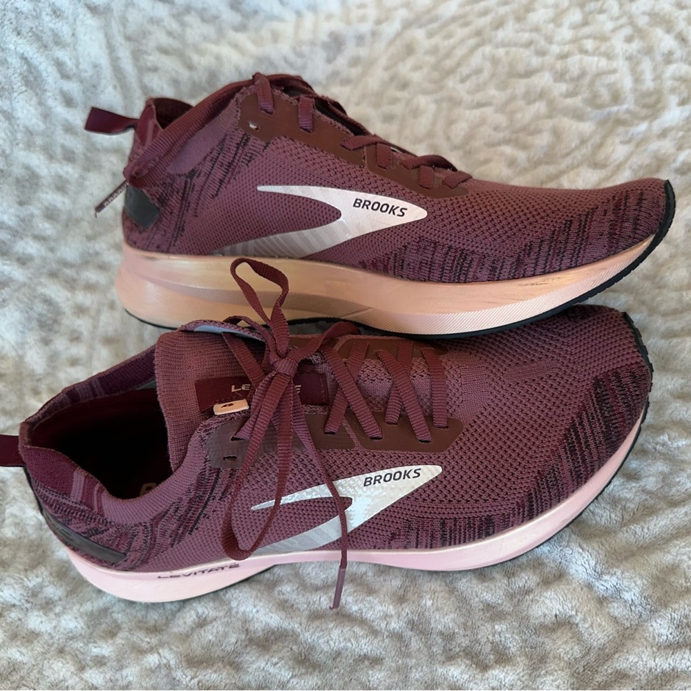 Brooks Levitate 4 Road Running Sneakers
Size 10 Maroon/Pink ✨EUC✨